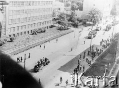 25.06.1976, Radom, Polska. 
Wydarzenia radomskie - czerwiec 1976. Pracownicy radomskich zakładów jadący na manifestacje przed budynkiem Komitetu Wojewódzkiego PZRP.
Fot. NN, zbiory Ośrodka KARTA [sygn. OK 010509], udostępnił Mizerski.
