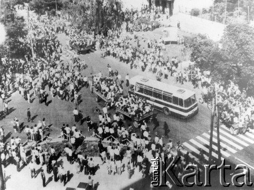 25.06.1976, Radom, Polska. 
Wydarzenia radomskie - czerwiec 1976. Pracownicy radomskich zakładów zgromadzeni przed budynkiem KW PZPR.
Fot. NN, zbiory Ośrodka KARTA [sygn. OK 010510], udostępnił Mizerski.

