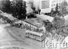 25.06.1976, Radom, Polska. 
Wydarzenia radomskie - czerwiec 1976. Oddziały ZOMO przed budynkiem KW PZPR.
Fot. NN, zbiory Ośrodka KARTA [sygn. OK 010512], udostępnił Mizerski.
