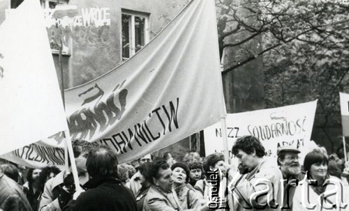1988, Warszawa, Polska.
Pracownicy wydawnictwa „Arkady”, biorący udział w niezależnej manifestacj, w środku stoi Halina Myślicka.
Fot. NN, zbiory Ośrodka KARTA, udostępniła Halina Myślicka.