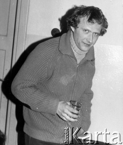 3-10.10.1979, Warszawa, Polska.
Głodówka solidarnościowa członków i sympatyków Komitetu Samoobrony Społecznej KOR (KSS KOR) w kościele Św.Krzyża w obronie więźniów politycznych w Czechosłowacji oraz aresztowanych Polaków: Adama Wojciechowskiego i Edmunda Zadrożyńskiego. Na zdjęciu jeden z głodujących Adam Michnik.
Fot. Janusz Przewłocki, zbiory Ośrodka KARTA

