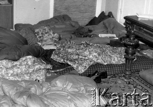3-10.10.1979, Warszawa, Polska.
Głodówka solidarnościowa członków i sympatyków Komitetu Samoobrony Społecznej KOR (KSS KOR) w kościele Św.Krzyża w obronie więźniów politycznych w Czechosłowacji oraz aresztowanych Polaków: Adama Wojciechowskiego i Edmunda Zadrożyńskiego. Na zdjęciu sypialnia głodujących.
Fot. Janusz Przewłocki, zbiory Ośrodka KARTA

