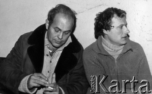 3-10.10.1979, Warszawa, Polska.
Głodówka solidarnościowa członków i sympatyków Komitetu Samoobrony Społecznej KOR (KSS KOR) w kościele Św.Krzyża w obronie więźniów politycznych w Czechosłowacji oraz aresztowanych Polaków: Adama Wojciechowskiego i Edmunda Zadrożyńskiego. Na zdjęciu od lewej: Jacek Kuroń, Adam Michnik.
Fot. Janusz Przewłocki, zbiory Ośrodka KARTA

