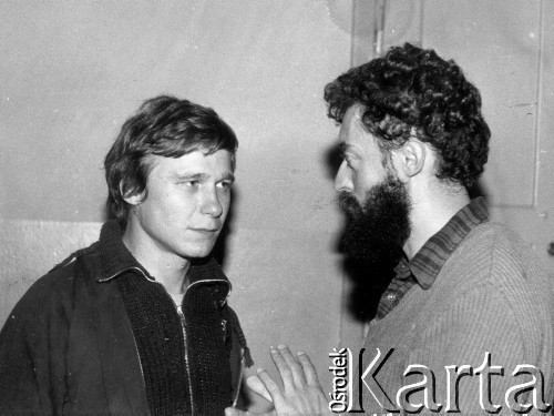 3-10.10.1979, Warszawa, Polska.
Głodówka solidarnościowa członków i sympatyków Komitetu Samoobrony Społecznej KOR (KSS KOR) w kościele Św.Krzyża w obronie więźniów politycznych w Czechosłowacji oraz aresztowanych Polaków: Adama Wojciechowskiego i Edmunda Zadrożyńskiego. Na zdjęciu od lewej: Jan Tomasz Lipski, Kazimierz Wóycicki.
Fot. Janusz Przewłocki, zbiory Ośrodka KARTA

