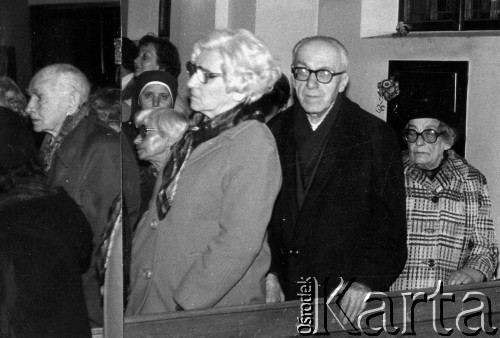 10.10.1979, Warszawa, Polska.
Msza św. odprawiona przez księdza Jana Zieję na zakończenie głodówki solidarnościowej członków i sympatyków Komitetu Samoobrony Społecznej KOR (KSS KOR) w kościele Św.Krzyża w obronie więźniów politycznych w Czechosłowacji oraz aresztowanych Polaków: Adama Wojciechowskiego i Edmunda Zadrożyńskiego. Na zdjęciu od lewej: Władysław Bieńkowski, Regina Lityńska, Zofia Kielanowska, Ludwik Cohn, Aniela Steinsbergowa.
Fot. Janusz Przewłocki, zbiory Ośrodka KARTA

