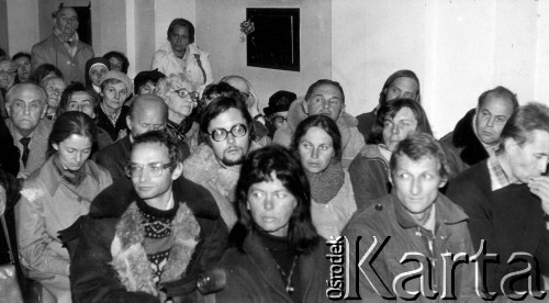 3-10.10.1979, Warszawa, Polska.
Msza św. odprawiona przez księdza Jana Zieję na zakończenie głodówki solidarnościowej członków i sympatyków Komitetu Samoobrony Społecznej KOR (KSS KOR) w kościele Św.Krzyża w obronie więźniów politycznych w Czechosłowacji oraz aresztowanych Polaków: Adama Wojciechowskiego i Edmunda Zadrożyńskiego. Na zdjęciu od lewej: Jan Kielanowski (w głębi), Jan Lityński, Mariusz Wilk, Anka Kowalska, Joanna Duda-Gwiazda, Konrad Bieliński, Jacek Bierezin, Jacek Kuroń, Andrzej Czuma.
Fot. Janusz Przewłocki, zbiory Ośrodka KARTA

