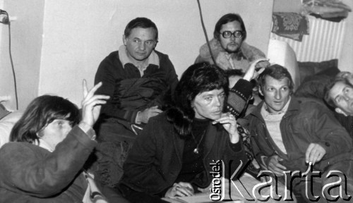 3-10.10.1979, Warszawa, Polska.
Głodówka solidarnościowa członków i sympatyków Komitetu Samoobrony Społecznej KOR (KSS KOR) w kościele Św.Krzyża w obronie więźniów politycznych w Czechosłowacji oraz aresztowanych Polaków: Adama Wojciechowskiego i Edmunda Zadrożyńskiego. Na zdjęciu od lewej: Konrad Bieliński, Stanisław Markuszewski, Anka Kowalska, Mariusz Wilk, Jacek Bierezin, Andrzej Czuma.
Fot. Janusz Przewłocki, zbiory Ośrodka KARTA

