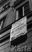 10.1956, Warszawa, Polska.
Plakaty wzywające do pomocy Węgrom na Domu Studenta Uniwersytetu Warszawskiego, ulica Krakowskie Przedmieście.
Fot. autor nieznany, Stanisław Więckowski, zbiory Fundacji Ośrodka KARTA