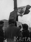 10.1956, Warszawa, Polska.
Studenci warszawscy zbierają datki na pomoc Węgrom podczas powstania węgierskiego.
Fot. autor nieznany, Stanisław Więckowski, zbiory Fundacji Ośrodka KARTA