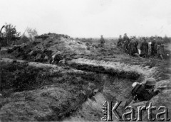 1934, Rembertów, Polska.
Ćwiczenia na poligonie.
Fot. NN, zbiory Ośrodka Karta, z kolekcji Stefana Mosińskiego - udostępniła Natalia Stachoń
