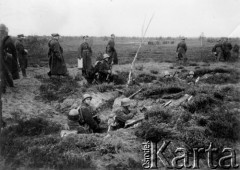 1934, Rembertów, Polska.
Żołnierze podczas ćwiczeń na poligonie.
Fot. NN, zbiory Ośrodka Karta, z kolekcji Stefana Mosińskiego - udostępniła Natalia Stachoń