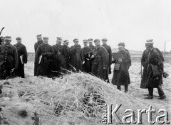 1934, Rembertów, Polska.
Grupa oficerów podczas ćwiczeń na poligonie.
Fot. NN, zbiory Ośrodka Karta, z kolekcji Stefana Mosińskiego - udostępniła Natalia Stachoń