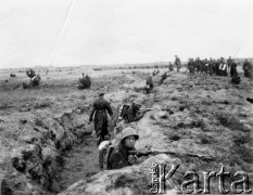 1932, Rembertów, Polska.
Żołnierze podczas ćwiczeń na poligonie.
Fot. NN, zbiory Ośrodka Karta, z kolekcji Stefana Mosińskiego - udostępniła Natalia Stachoń