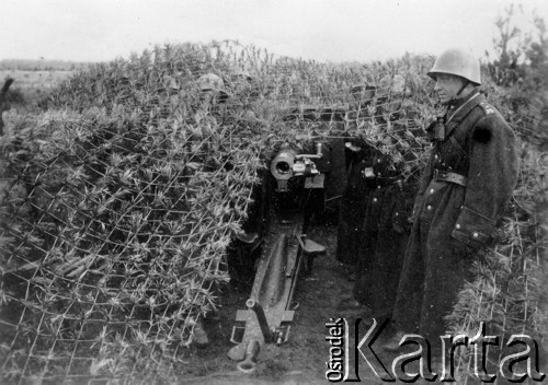 1934, Rembertów, Polska.
Ćwiczenia na poligonie.
Fot. NN, zbiory Ośrodka Karta, z kolekcji Stefana Mosińskiego - udostępniła Natalia Stachoń