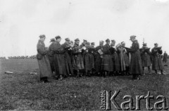 1932, Rembertów, Polska.
Grupa oficerów podczas ćwiczeń na poligonie.
Fot. NN, zbiory Ośrodka Karta, z kolekcji Stefana Mosińskiego - udostępniła Natalia Stachoń