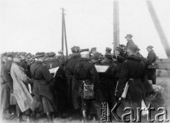 1932, Rembertów, Polska.
Grupa oficerów podczas ćwiczeń na poligonie.
Fot. NN, zbiory Ośrodka Karta, z kolekcji Stefana Mosińskiego - udostępniła Natalia Stachoń
