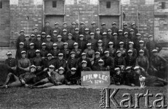1918-1939, Przasnysz, Polska.
Żołnierze 4 szwadronu II Pułku Legionów, w środku trzeciego rzędu siedzi rotmistrz Stefan Mosiński (w jaśniejszym mundurze).
Fot. J. Głogowski, zbiory Ośrodka Karta, z kolekcji Stefana Mosińskiego - udostępniła Natalia Stachoń