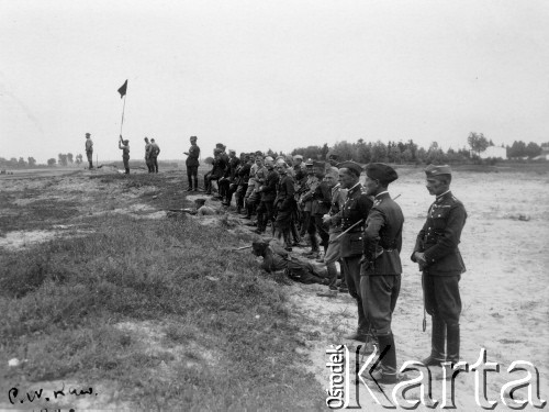 1932, Grudziądz.
Centrum Wyszkolenia Kawalerii - ćwiczenia strzeleckie.
Fot. NN, zbiory Ośrodka Karta, z kolekcji Stefana Mosińskiego - udostępniła Natalia Stachoń