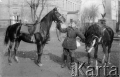 1918-1939, Polska.
Żołnierz z końmi.
Fot. NN, zbiory Ośrodka Karta, ze zbioru rotmistrza Stefana Mosińskiego - udostępniła Natalia Stachoń