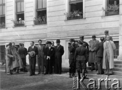 1918-1939, Lwów, Polska.
Wykładowcy I Korpusu Kadetów w oczekiwaniu na przyjazd Marszałka Józefa Piłsudskiego, patrona szkoły, z kapeluszem w reku stoi prof. Bolesław Stachoń, nauczyciel historii.
Fot. NN, zbiory Ośrodka Karta, udostępniła Natalia Stachoń
