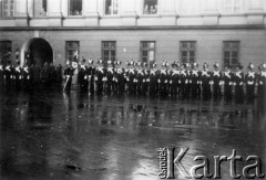 1918-1939, Lwów, Polska.
Kadeci w galowych mundurach przed budynkiem szkoły.
Fot. NN, zbiory Ośrodka Karta, udostępniła Natalia Stachoń