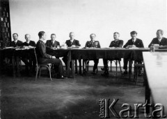 1936, Lwów, Polska.
Matura w I Korpusie Kadetów, za stołem trzeci od lewej siedzi nauczyciel historii prof. Bolesław Stachoń.
Fot. NN, zbiory Ośrodka Karta, udostępniła Natalia Stachoń