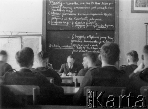 Lata 30., Lwów, Polska.
I Korpus Kadetów, lekcja historii z prof. Bolesławem Stachoniem.
Fot. NN, zbiory Ośrodka Karta, udostępniła Natalia Stachoń