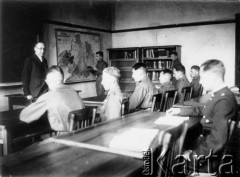 Lata 30., Lwów, Polska.
Uczniowie I Korpusu Kadetów, lekcja historii z prof. Bolesławem Stachoniem.
Fot. NN, zbiory Ośrodka Karta, udostępniła Natalia Stachoń