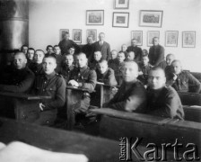 Lata 30., Lwów, Polska.
I Korpus Kadetów, z tyłu stoi prof. Bolesław Stachoń.
Fot. NN, zbiory Ośrodka Karta, udostępniła Natalia Stachoń
