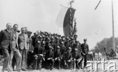 Czerwiec 1935, brak miejsca.
Uczniowie I Korpusu Kadetów ze Lwowa na wycieczce, pierwszy od lewej stoi prof. Bolesław Stachoń.
Fot. NN, zbiory Ośrodka Karta, udostępniła Natalia Stachoń