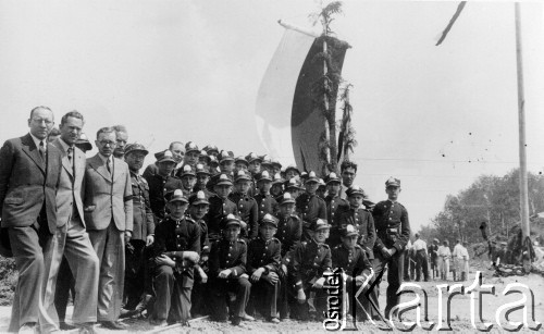 Czerwiec 1935, brak miejsca.
Uczniowie I Korpusu Kadetów ze Lwowa na wycieczce, pierwszy od lewej stoi prof. Bolesław Stachoń.
Fot. NN, zbiory Ośrodka Karta, udostępniła Natalia Stachoń