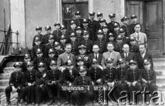 4.06.1935, Wieliczka, woj. krakowskie, Polska.
Uczniowie I Korpusu Kadetów wraz z nauczycielami na wycieczce.
Fot. Władysław Gargul, zbiory Ośrodka Karta, udostępniła Natalia Stachoń