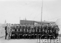 Czerwiec 1935, brak miejsca.
Uczniowie I Korpusu Kadetów ze Lwowa na wycieczce, pierwszy z prawej stoi prof. Bolesław Stachoń.
Fot. NN, zbiory Ośrodka Karta, udostępniła Natalia Stachoń