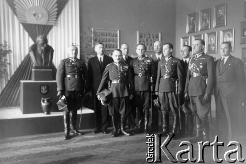 1937, Lwów, Polska.
Wykładowcy I Korpusu Kadetów im. Marszałka Józefa Piłsudskiego, czwarty od lewej stoi prof. Bolesław Stachoń.
Fot. NN, zbiory Ośrodka Karta, udostępniła Natalia Stachoń