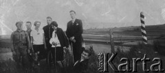 28.08.1929, Pomorszczyzna, pow. Mołodeczno, Wileńskie woj., Polska.
Granica Rzeczpospolitej, w środku Aldona i Stefania Jackiewiczówny, nauczycielki.
Fot. NN, zbiory Ośrodka KARTA, udostępniła Aldona Nikoniuk.

