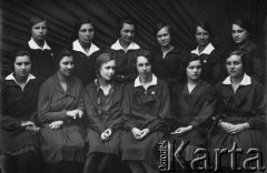 1925-1929, Wilno, Wileńskie woj., Polska.
Uczennice Żeńskiego Seminarium Nauczycielskiego, na odwrocie podpisy: Jadwiga Drozdówna, Janina Kunowiczówna, E. Szabłowska, Hanna Hermanowicz, Gina Świetlik, Annna Szykowcówna, J. Wołuntówna, Eugenia Zaleska, Teodozja Astasewiczówna, Stefania Szymanówna, Aldona Jackiewiczówna [siedzi trzecia od prawej].
Fot. NN, zbiory Ośrodka KARTA, udostępniła Aldona Nikoniuk.

