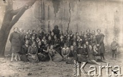 1925-1929, Wilno, Wileńskie woj., Polska.
Żeńskie Seminarium Nauczycielskie, zbiórka drużyny harcerskiej, na dole czwarta z lewej siedzi Aldona Jackiewiczówna, najwyżej w środku stoi Stefania Jackiewiczówna.
Fot. NN, zbiory Ośrodka KARTA, udostępniła Aldona Nikoniuk.

