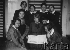 1925-1929, Wilno, Polska.
Żeńskie Seminarium Nauczycielskie, grupa uczennic, na odwrocie podpisy: Jadwiga Drozdówna, Elżbieta Szabłowska, Annna Szykowcówna, J. Wołuntówna, Eugenia Zaleska, Teodozja Astasewiczówna, Stefania Szymanówna, W. Łatwisówna, Skuriatówna.
Fot. NN, zbiory Ośrodka KARTA, udostępniła Aldona Nikoniuk.

