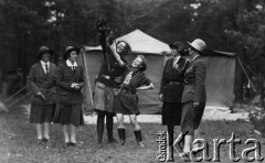 25.08.1925, Rybienko, Polska.
Międzynarodowy zlot harcerski, angielskie skautki i polskie harcerki, druga od lewej stoi komendantka obozu J. Falkowska.
Fot. NN, zbiory Ośrodka KARTA, udostępniła Aldona Nikoniuk.

