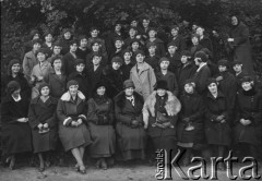 Listopad 1926, Wilno, Wileńskie woj., Polska.
Mieszkanki internatu przy Żeńskim Seminarium Nauczycielskim, uczennice i kadra pedagogiczna, na zdjęciu m.in. Stefania i Aldona Jackiewiczówny.
Fot. NN, zbiory Ośrodka KARTA, udostępniła Aldona Nikoniuk.

