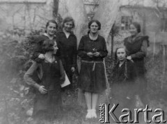 1928, Wilno, Wileńskie woj., Polska.
Uczenice Żeńskiego Seminarium Nauczycielskiego i nauczycielka wychowania fizycznego Janina Kulesza [trzecia od prawej], pierwsza z lewej stoi Aldona Jackiewiczówna.
Fot. NN, zbiory Ośrodka KARTA, udostępniła Aldona Nikoniuk.

