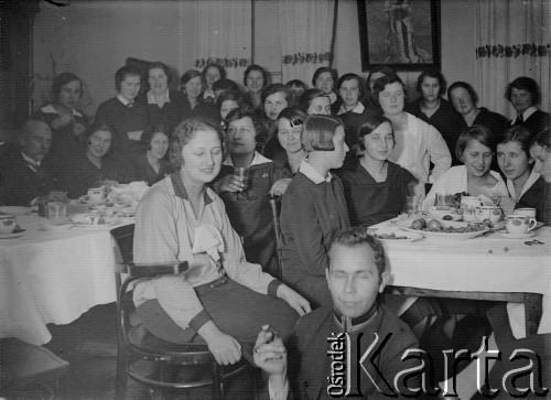18.12.1928, Wilno, Wileńskie woj., Polska.
Uczennice Żeńskiego Seminarium Nauczycielskiego na wieczorku w domu jednej z koleżanek, z okazji ukończenia V-go kursu.
Fot. NN, zbiory Ośrodka KARTA, udostępniła Aldona Nikoniuk.

