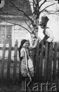 1938, Korolewce, pow. Mołodeczno, Wileńskie woj.,  Polska.
Dzieci białoruskie, uczniowie szkoły powszechnej, której kierowniczką była Stefania Jackiewicz.
Fot. NN, zbiory Ośrodka KARTA, udostępniła Aldona Nikoniuk.

