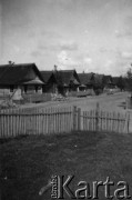 1938-1939, Korolewce, pow. Mołodeczno, Wileńskie woj., Polska.
Białoruska wieś Korolewce, chaty przy drodze.
Fot. NN, zbiory Ośrodka KARTA, udostępniła Aldona Nikoniuk.

