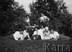 1934, Wileńskie woj., Polska.
Uczestnicy konferencji nauczycielskiej, trzecia od lewej siedzi Stefania Jackiewicz, w drugim rzędzie z lewej Aldona Jackiewicz.
Fot. NN, zbiory Ośrodka KARTA, udostępniła Aldona Nikoniuk.

