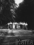 1934, Wileńskie woj., Polska.
Uczestnicy konferencji nauczycielskiej, trzecia od lewej idzie Aldona Jackiewicz, pierwsza z prawej Stefania Jackiewicz.
Fot. NN, zbiory Ośrodka KARTA, udostępniła Aldona Nikoniuk.

