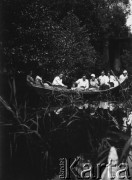 1934, Wileńskie woj., Polska.
Uczestnicy konferencji nauczycielskiej, wyprawa łódką, z wiosłem siedzi Stefania Jackiewicz.
Fot. NN, zbiory Ośrodka KARTA, udostępniła Aldona Nikoniuk.

