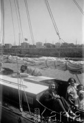 Lipiec 1932, Gdynia, Polska.
Kurs żeglarski dla harcerek na pokładzie szkoleniowego jachtu 