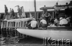 Lipiec 1932, Gdynia, Polska.
Kurs żeglarski dla harcerek na pokładzie szkoleniowego jachtu 