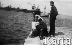 Lipiec 1932, Gdynia, Polska.
Harcerki biorące udział w kursie żeglarskim na pokładzie szkoleniowego jachtu 